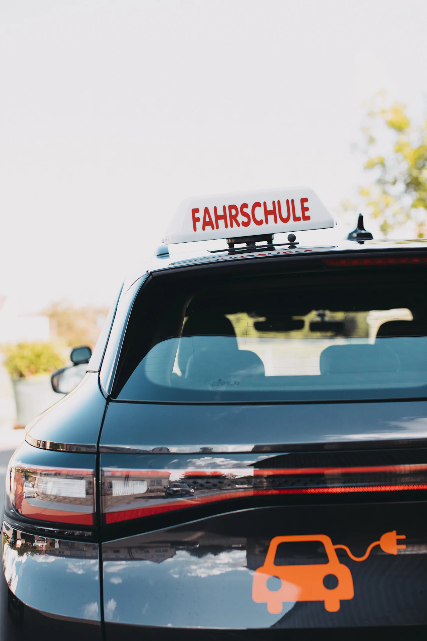 Fahrschulauto mit Fahrschule-Schild auf dem Dach