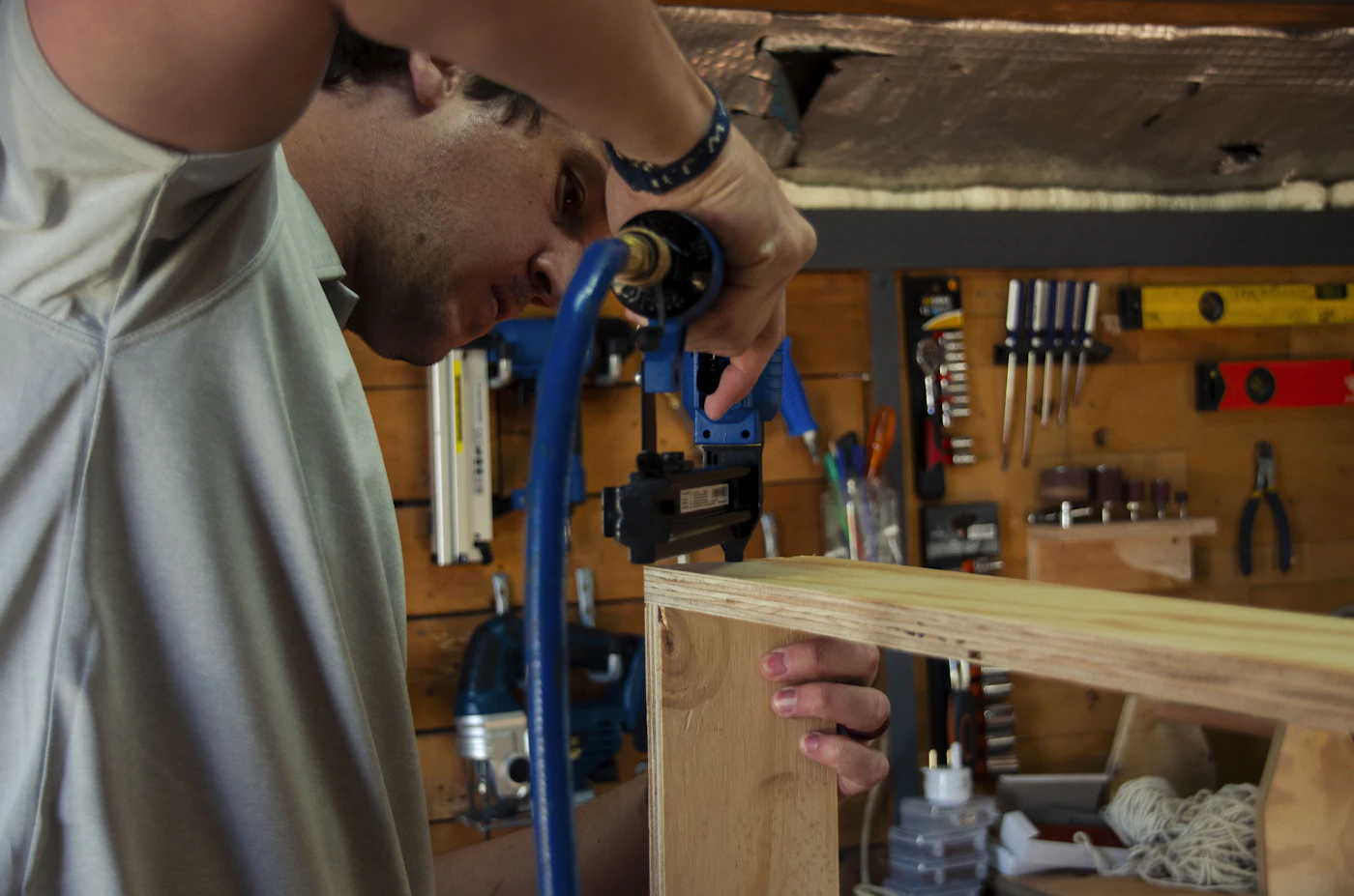 Handwerker arbeitet in seiner Werkstatt an einem Holzrahmen