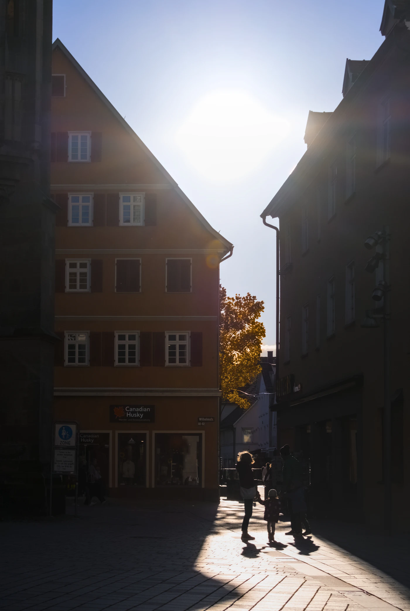Gasse in der Reutlinger Altstadt im Gegenlicht